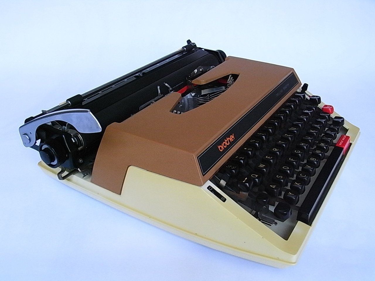 Deluxe 662 Tr Typewriter From Brother, 1970s photo Home Decor