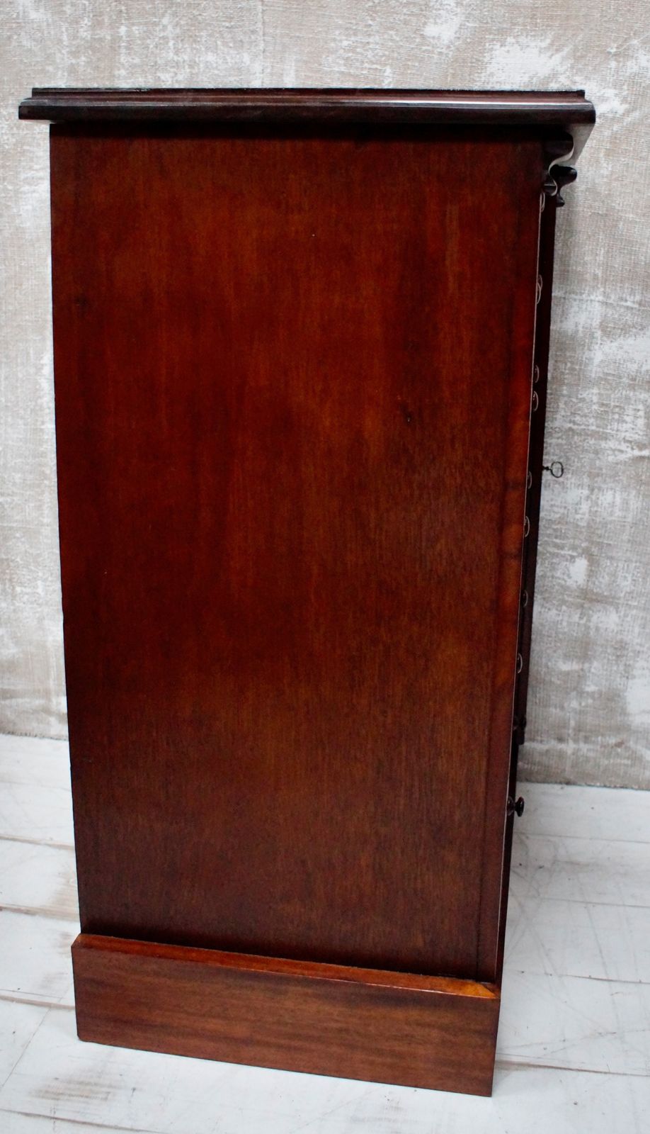 1450.0 Victorian Flame Mahogany Wellington Chest photo