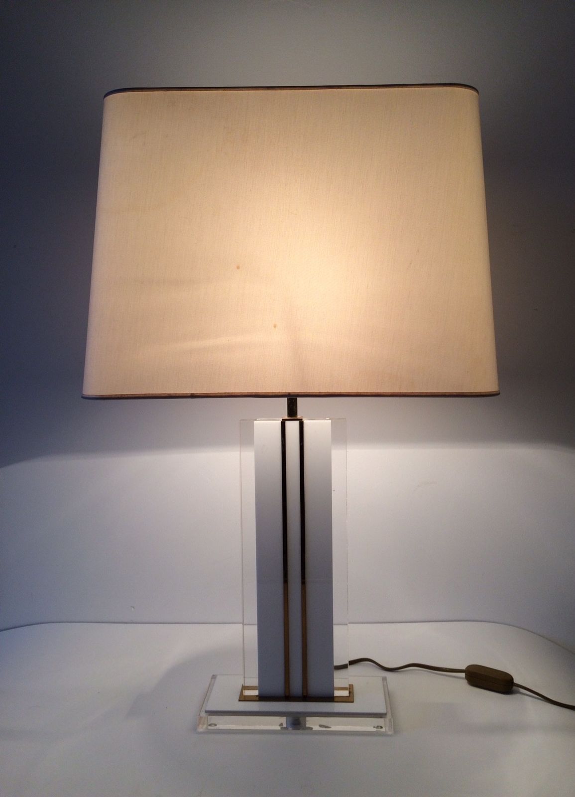 Mid Century Modern Design Lucite & Brass Tafellamp, Jaren 1970