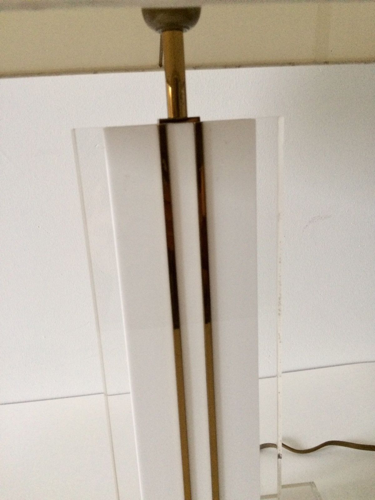 Mid Century Modern Design Lucite & Brass Tafellamp, Jaren 1970 photo vintage