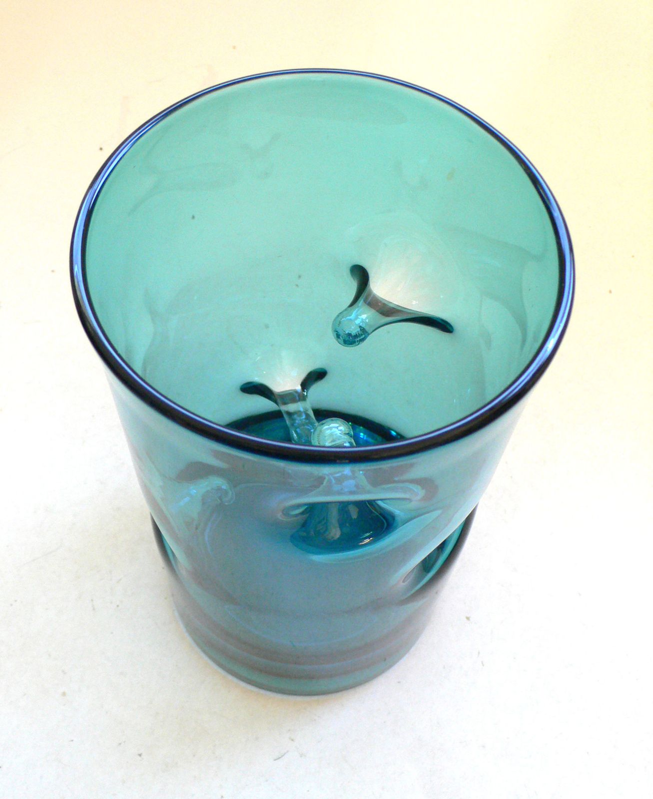 Vintage Kunstglas Blauwe Handgeblazen Geknepen Vaas, Ca. Jaren 1960, België photo Woonaccessoires