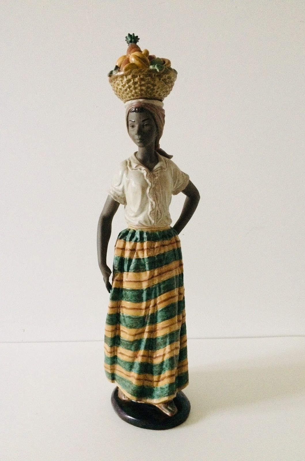 Llardo Nao Antillana N° 406 Lady With Fruit Large Statue, Spain 1984