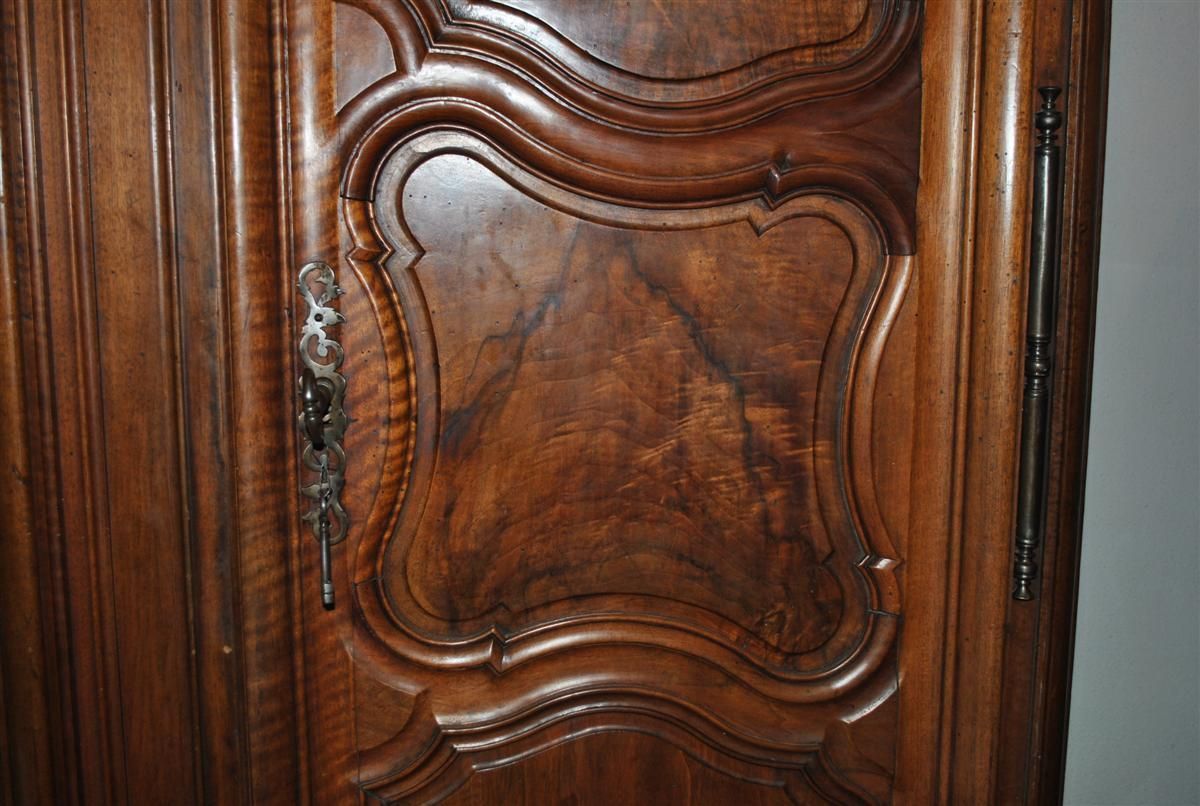 18th Century Walnut Castle Wardrobe photo vinterior
