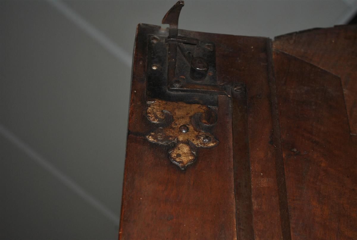 photo vintage 18th Century Walnut Castle Wardrobe