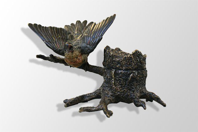3312.0 Vienna Bronze Xi Xth Bird Inkwell photo