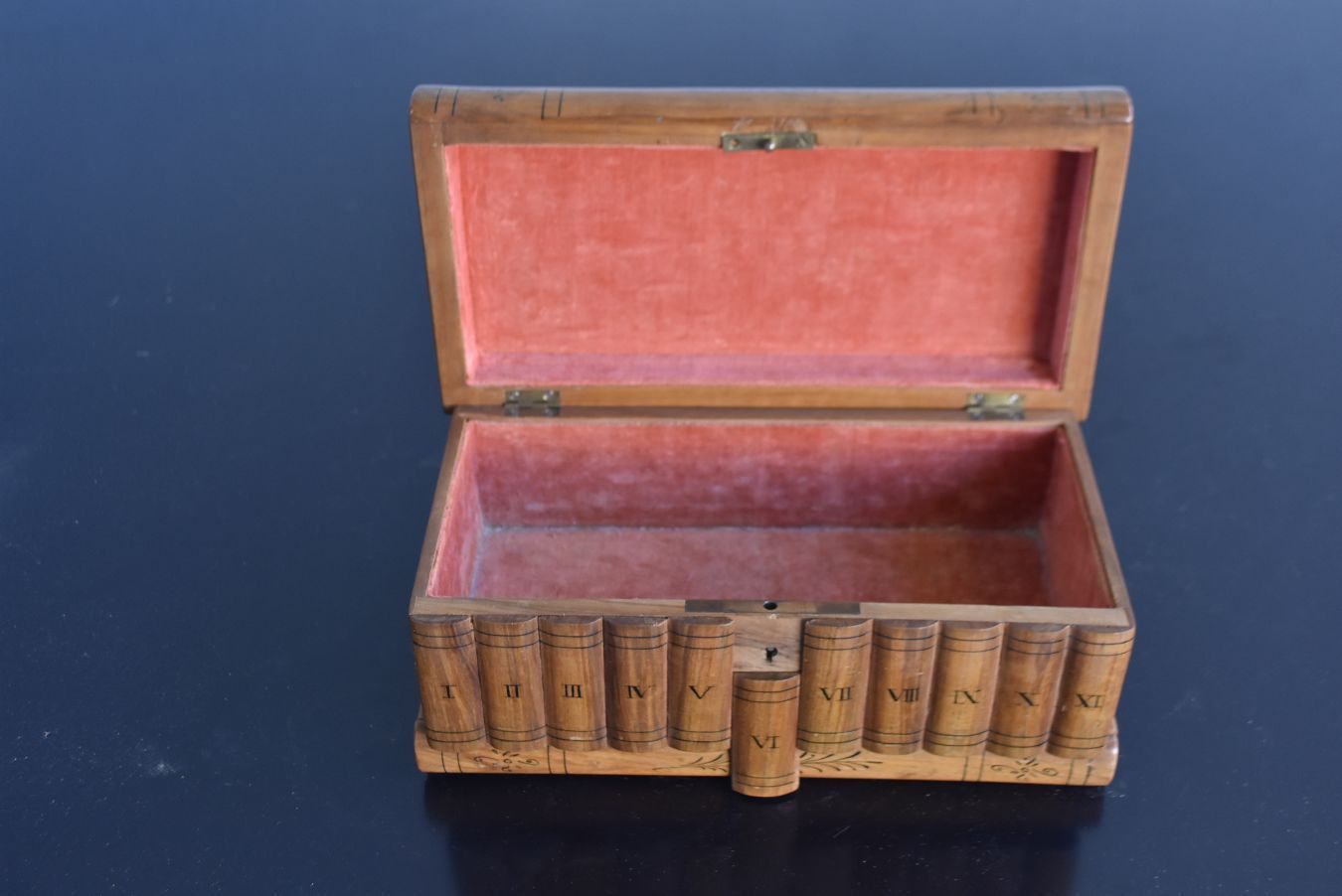Small Wooden Box Inlaid And Pyrographed Souvenir Of Sorento photo vintage