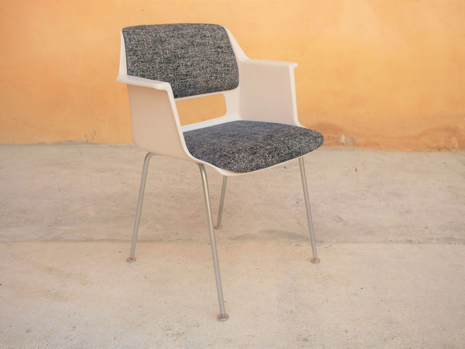 photo furniture Vintage Chair By A. R. Cordemeyer For Gispen Editions