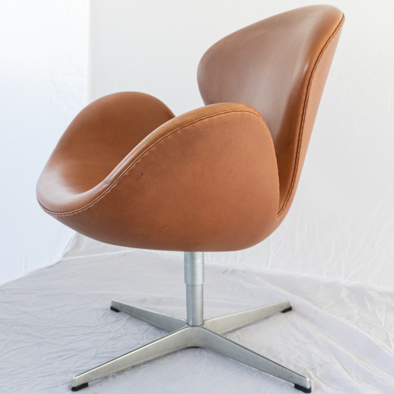 photo vintage Republic Of Fritz Hansen Swan Chairs In Leather (Sef Of 4)