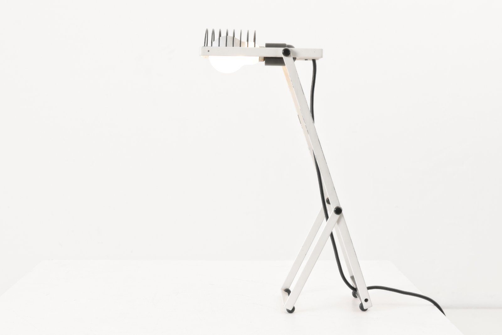 Italian Sintesi White Table Lamp By Ernesto Gismondi For Artemide, 1970s photo 572.0