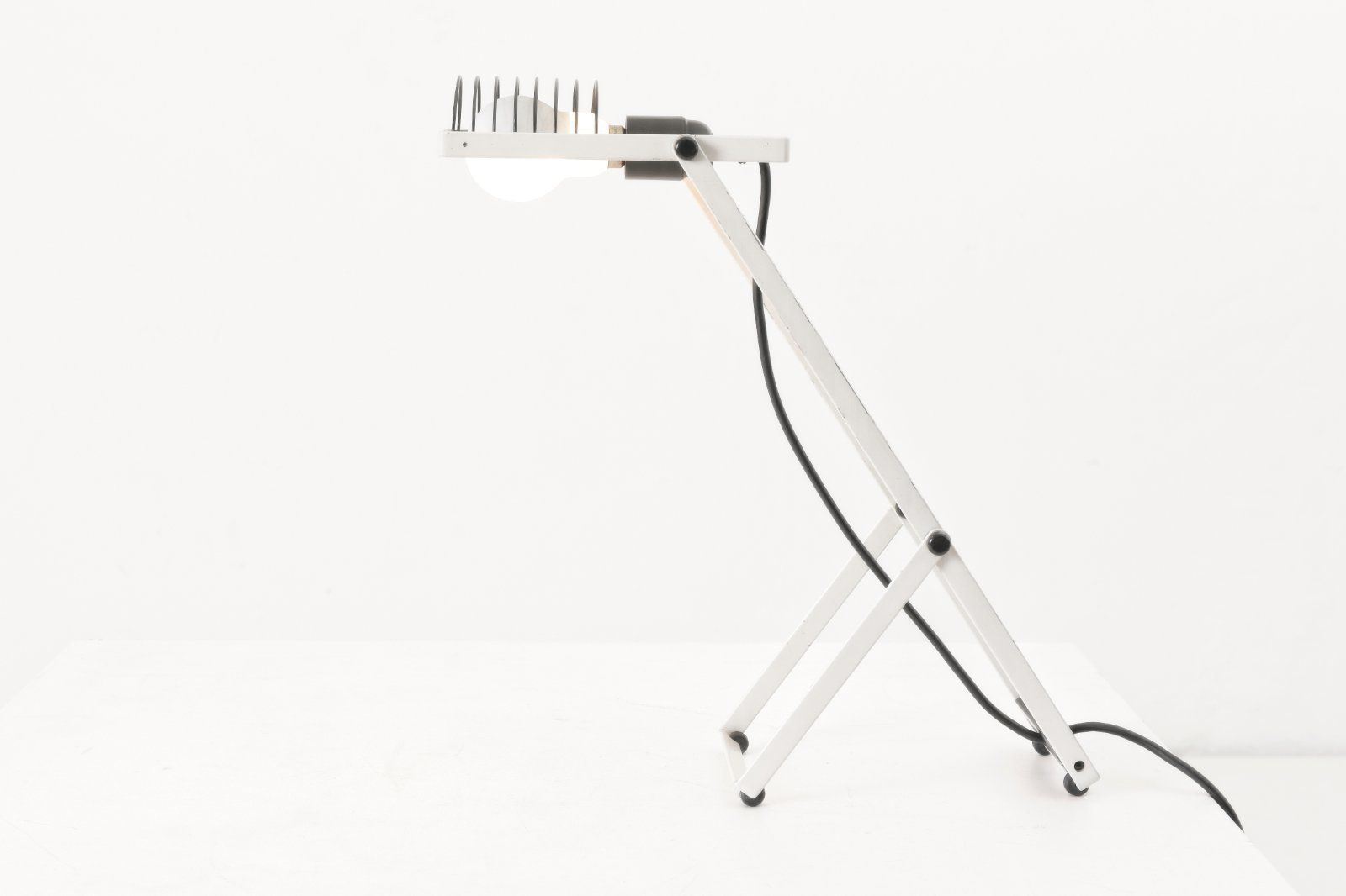 Italian Sintesi White Table Lamp By Ernesto Gismondi For Artemide, 1970s photo buy