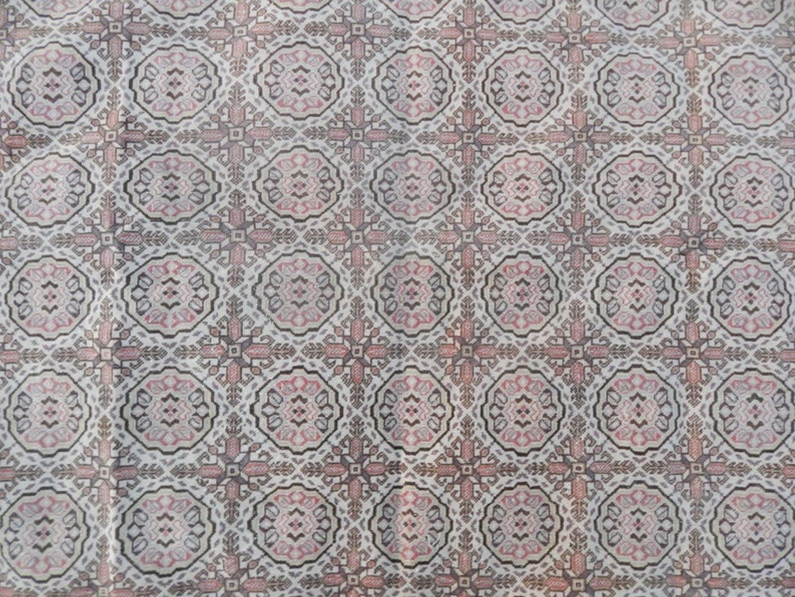 Vintage Turkse wollen en katoenen vloerkleed photo furniture