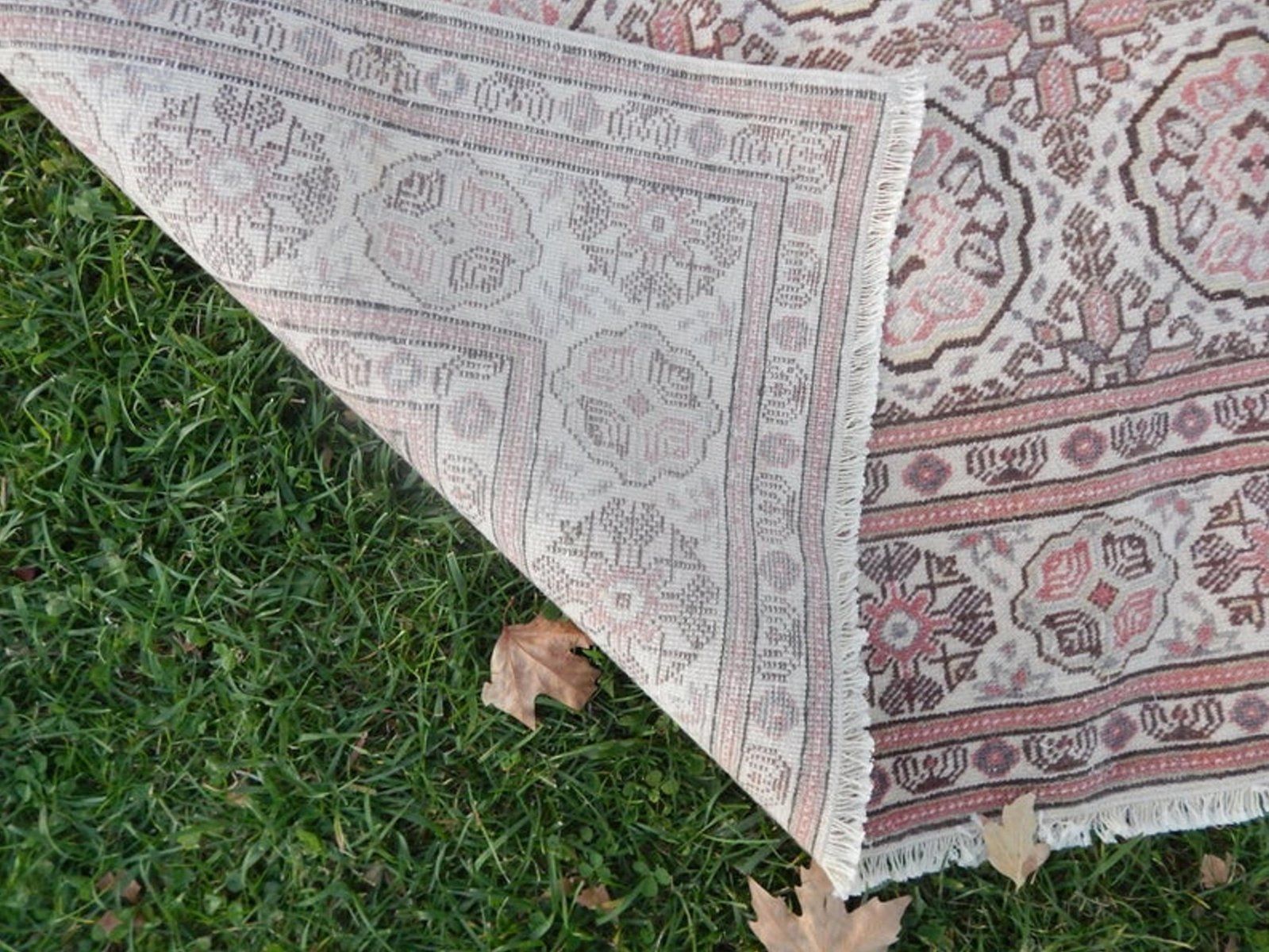 photo furniture Vintage Turkse wollen en katoenen vloerkleed