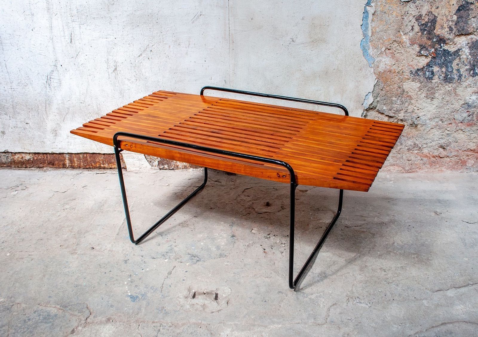 Salontafel Van Kersenhout En Metaal, In De Stijl Van Ettore Sottsass, Italië, Ca. Jaren 1950 photo furniture