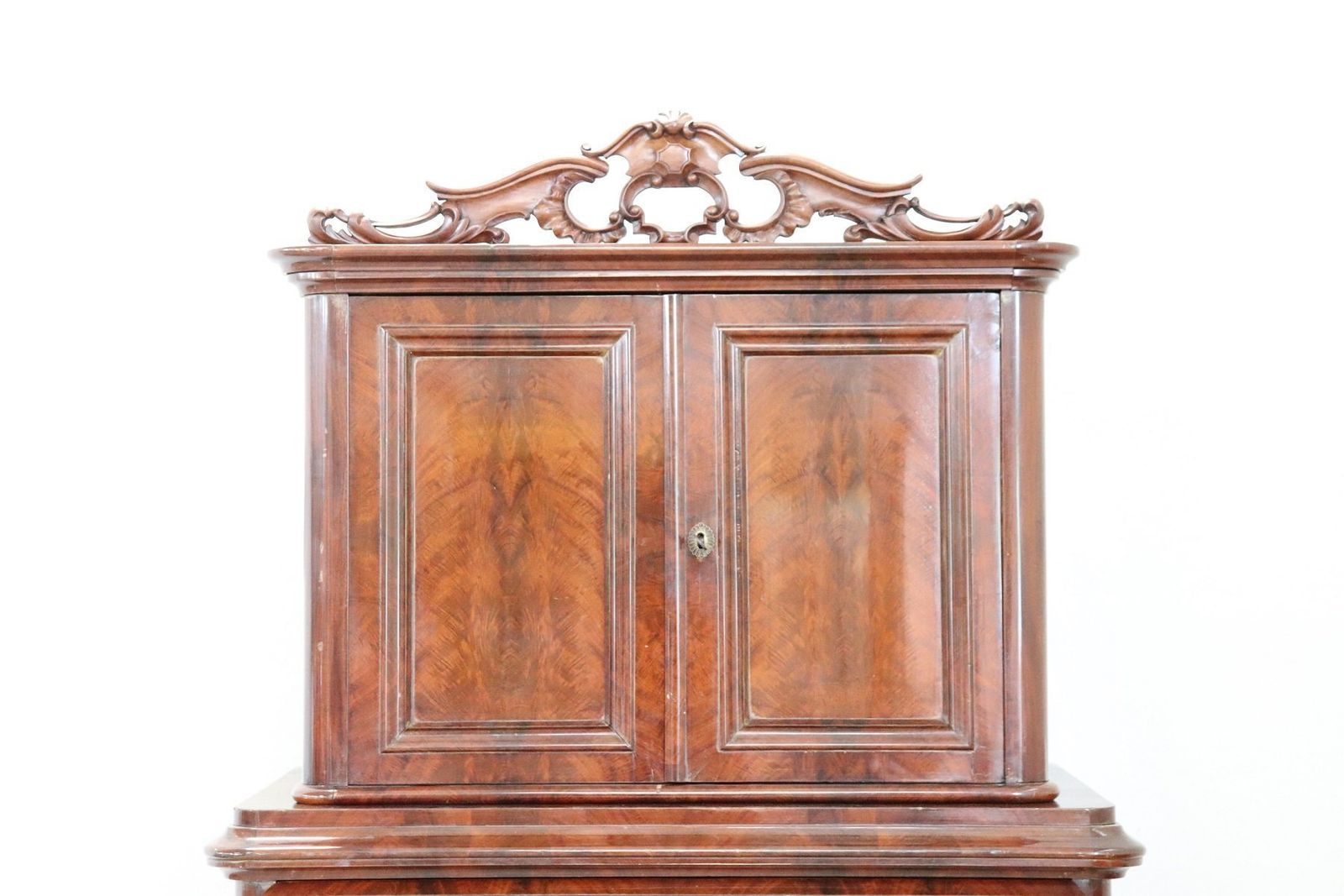 photo furniture Antique Mahogany Tall Chest Of Drawers, 1850s
