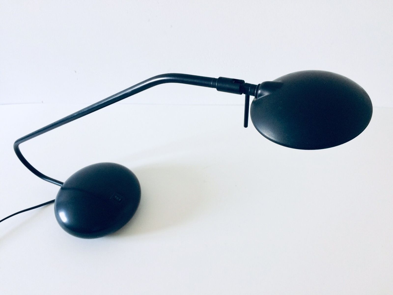 photo vinterior Post Modern Design Sleek Black Metal Desk Lamp 1980s