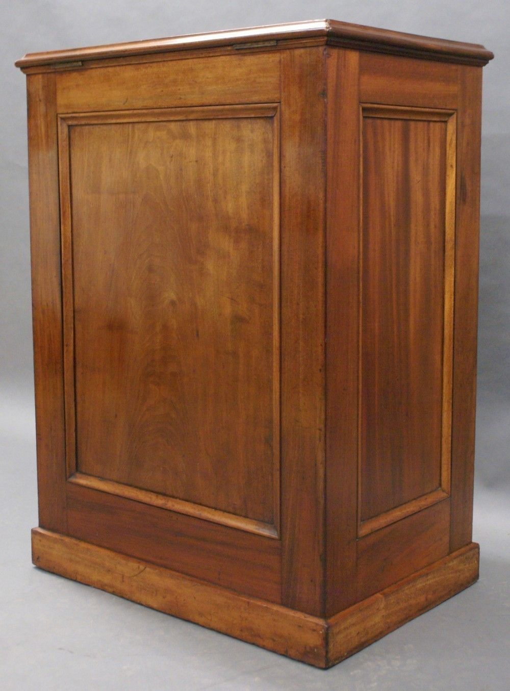 photo vinterior An Unusual George III Mahogany Chest Of Drawers