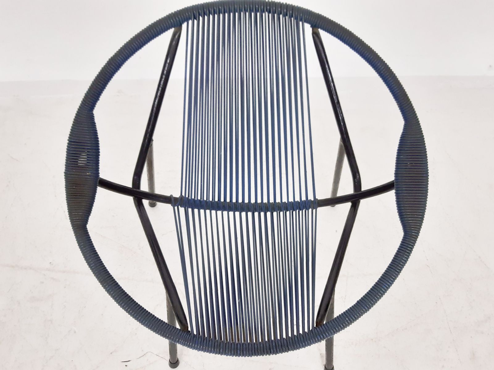 photo furniture Mid Century Buitenfauteuil Met Plastic Draadwerk