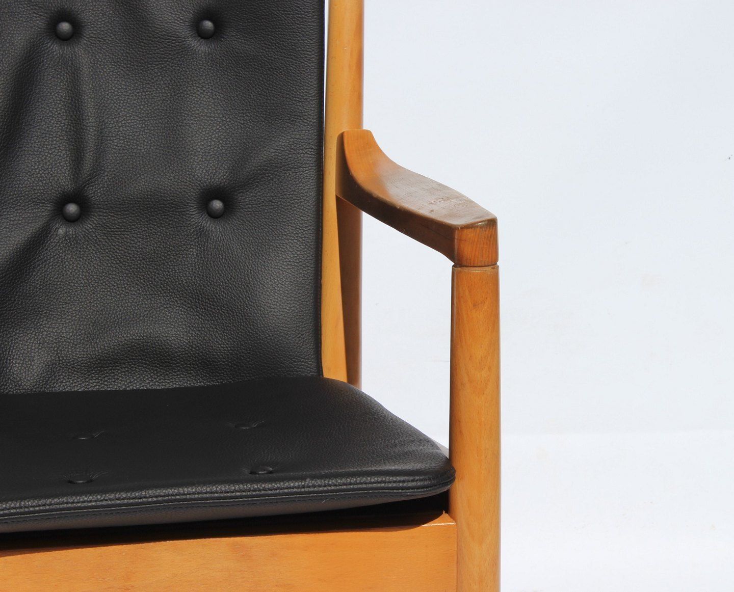 Armchair   Model 1788, With Beech Backrest And Cushions In Black Leather By Hans J. Wegner    Fritz Hansen, 1978. photo 1475.0