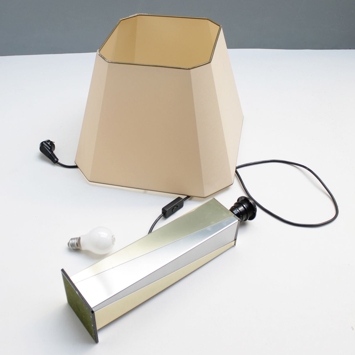 Verlichting Architectonische Tafellamp In De Stijl Van Paul Evans photo