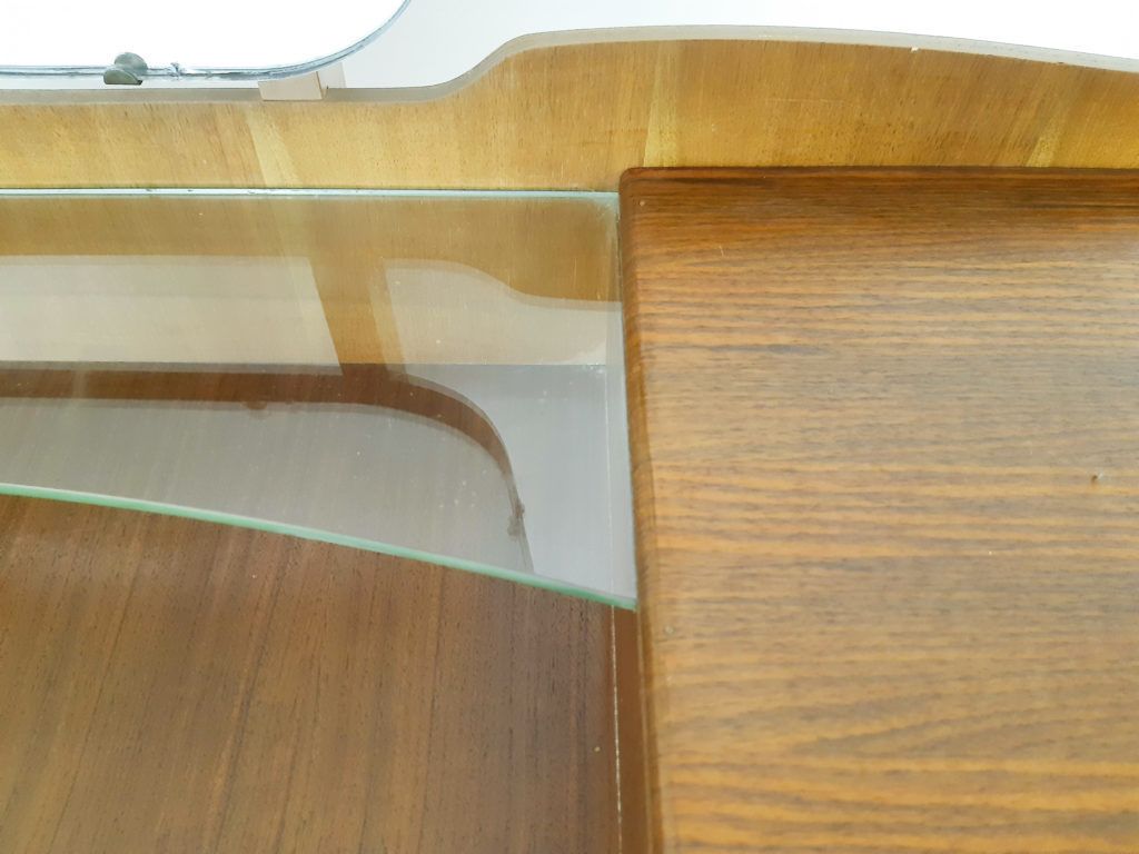 photo vinterior Kleine Kaptafel / Toilettafel Van Gunther Hoffstead Voor Uniflex,
