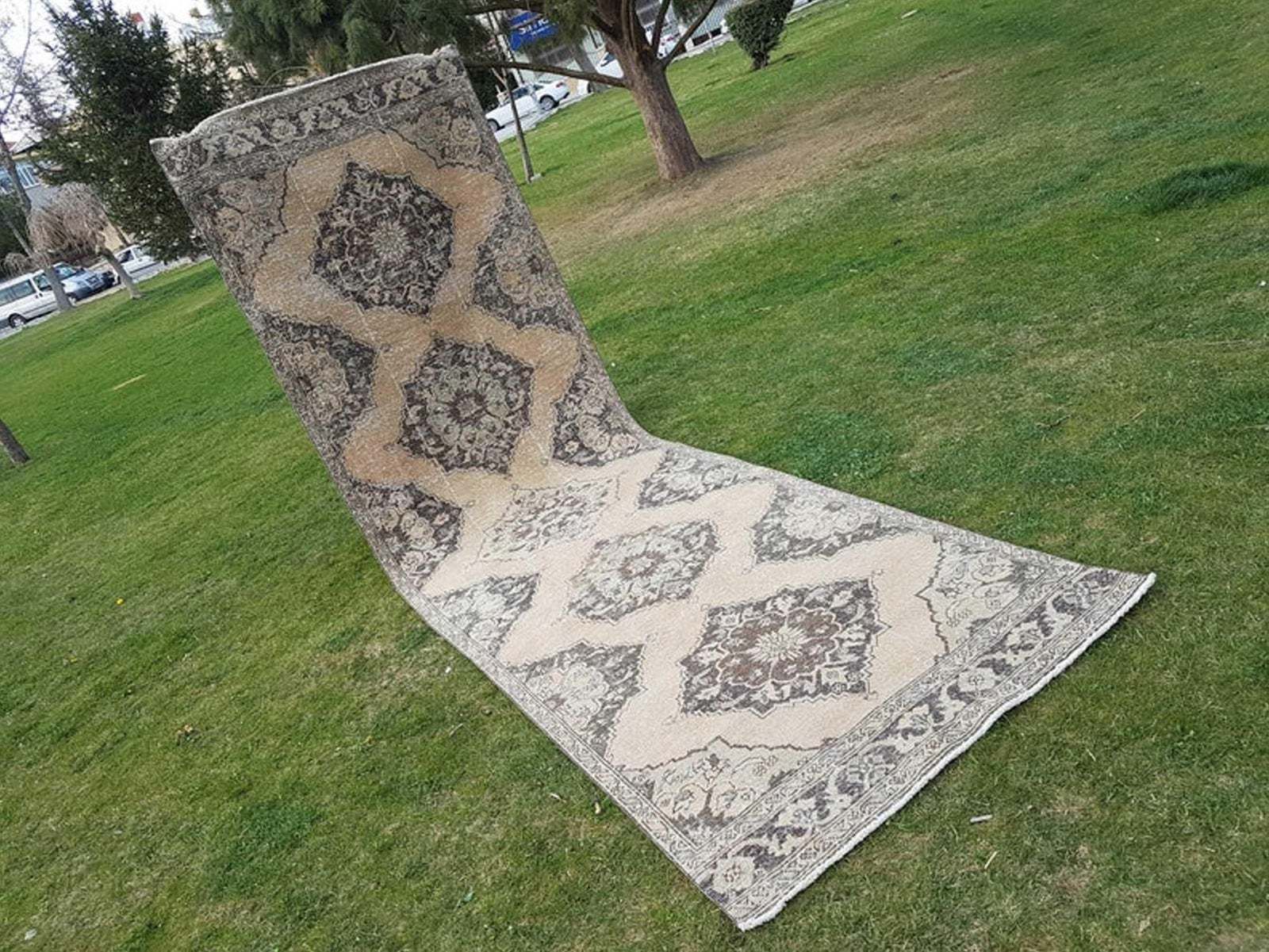 Hedendaags handgeknoopt Turks Oushak-loper met modern tribaal motief in lichte kleuren, extra lange en brede gangloper 3'11'' x 12'12'' photo for sale