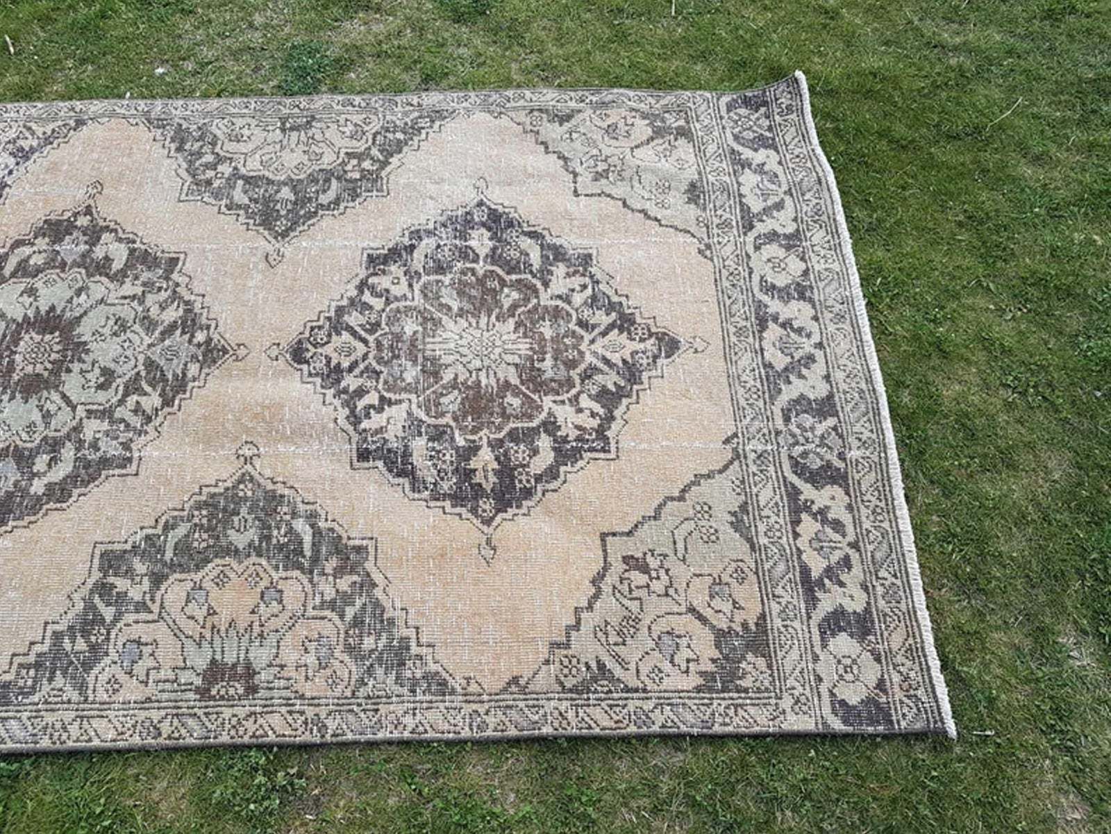 Hedendaags handgeknoopt Turks Oushak-loper met modern tribaal motief in lichte kleuren, extra lange en brede gangloper 3'11'' x 12'12'' photo vinterior