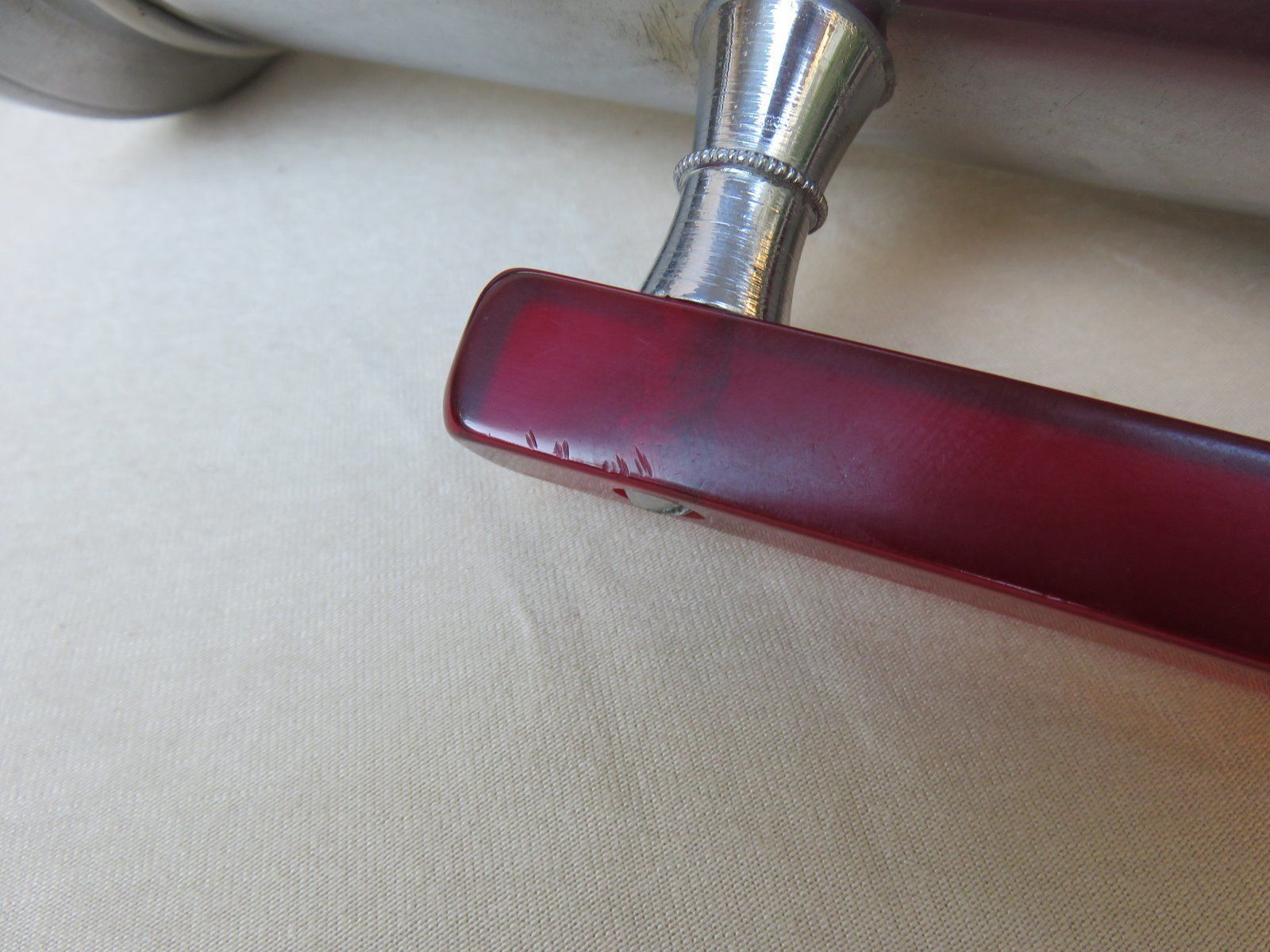 photo vintage Art Deco Chrome Plated, Red Catalin & Stainless Chrome Shaker