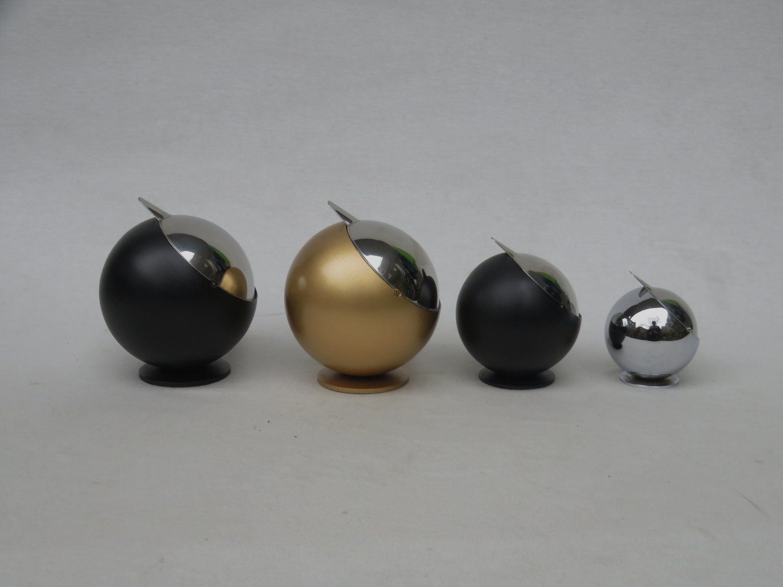 photo furniture Model Smokny Ball Ashtrays From F.W. Quist   Middle Size, 1970s, Set Of 3