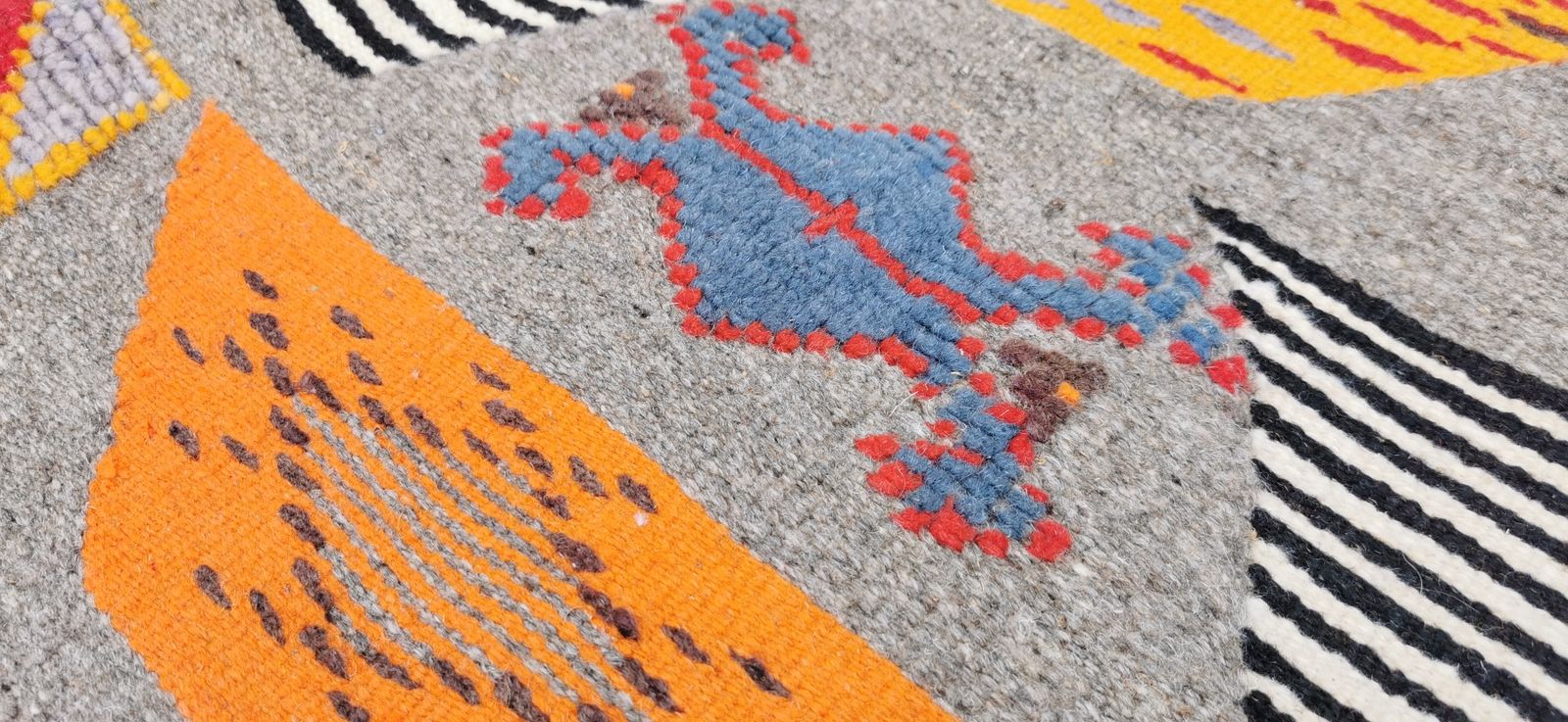 photo vintage Hand Woven Moroccan Rug Camel Hair .Hand Ebmroidery 267x156 Cm
