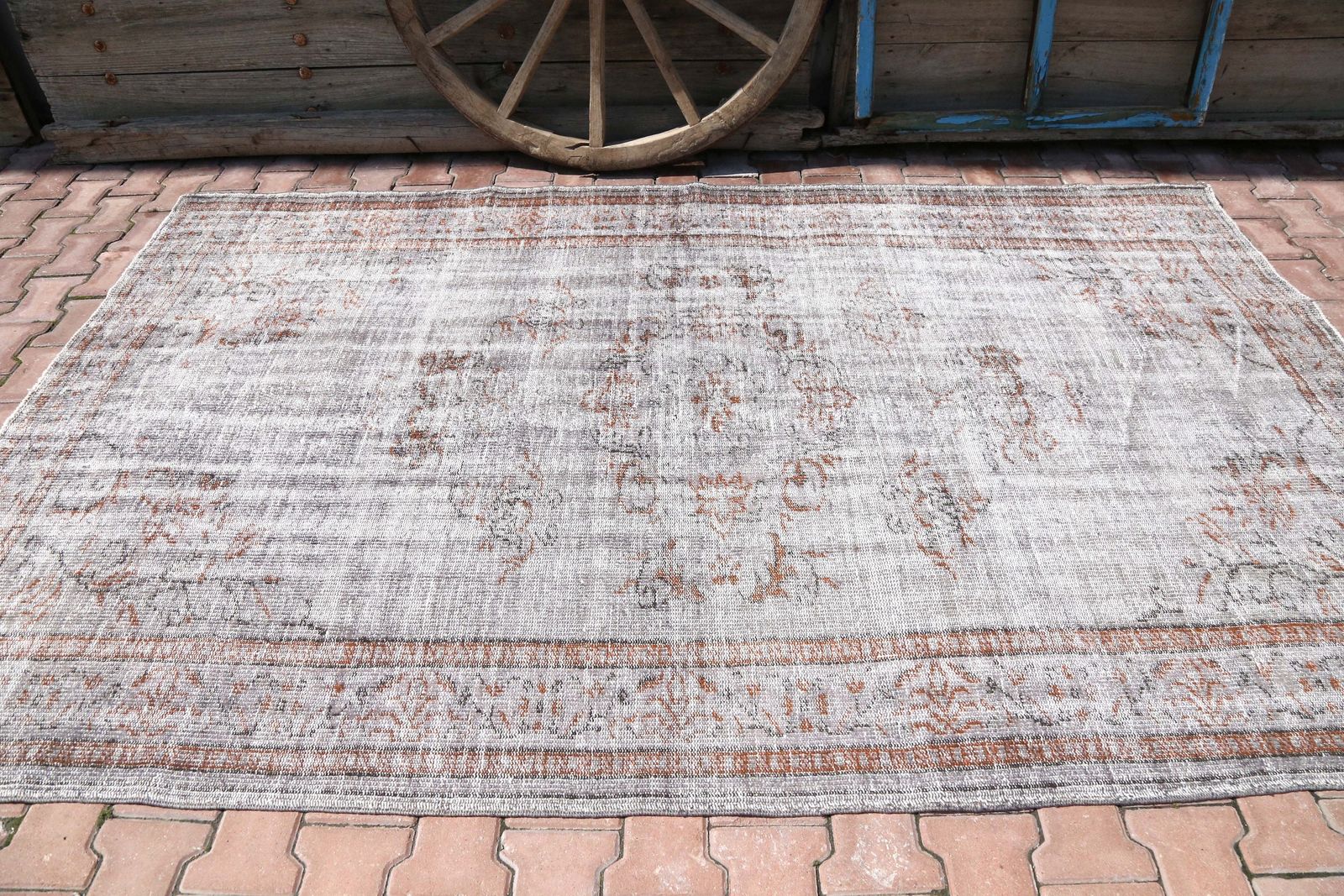 Turkish Grey Oushak Rug, Faded Orange Brown Motif Vintage Area Rug, Living Room Bedroom Gray photo furniture