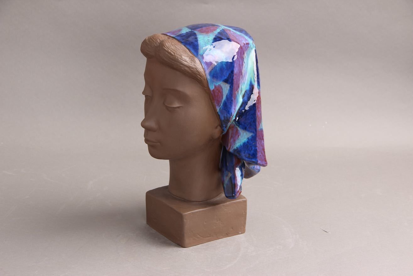 Johannes Hedegaard, Woman. Royal Copenhagen / Aluminia. 2897 159 photo vinterior