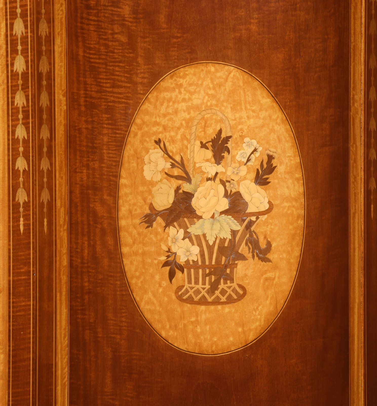 Edwards And Roberts Serpentine Chest Of Drawers photo vinterior
