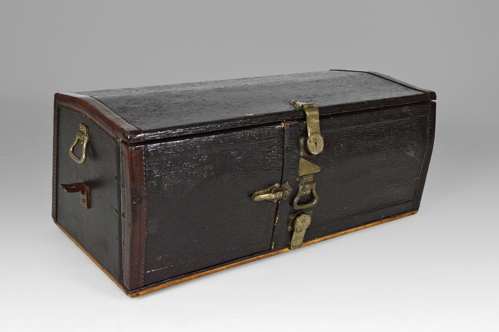 Black Car Trunk, Brand "Innovation", 1920s photo Furniture