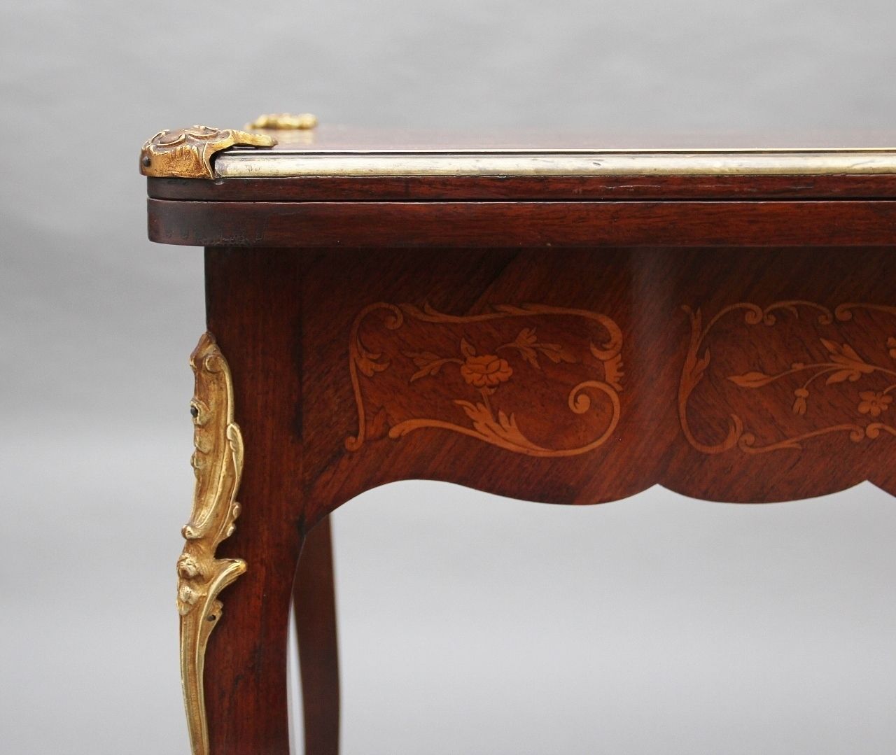 photo vintage 19th Century Kingwood Card Table