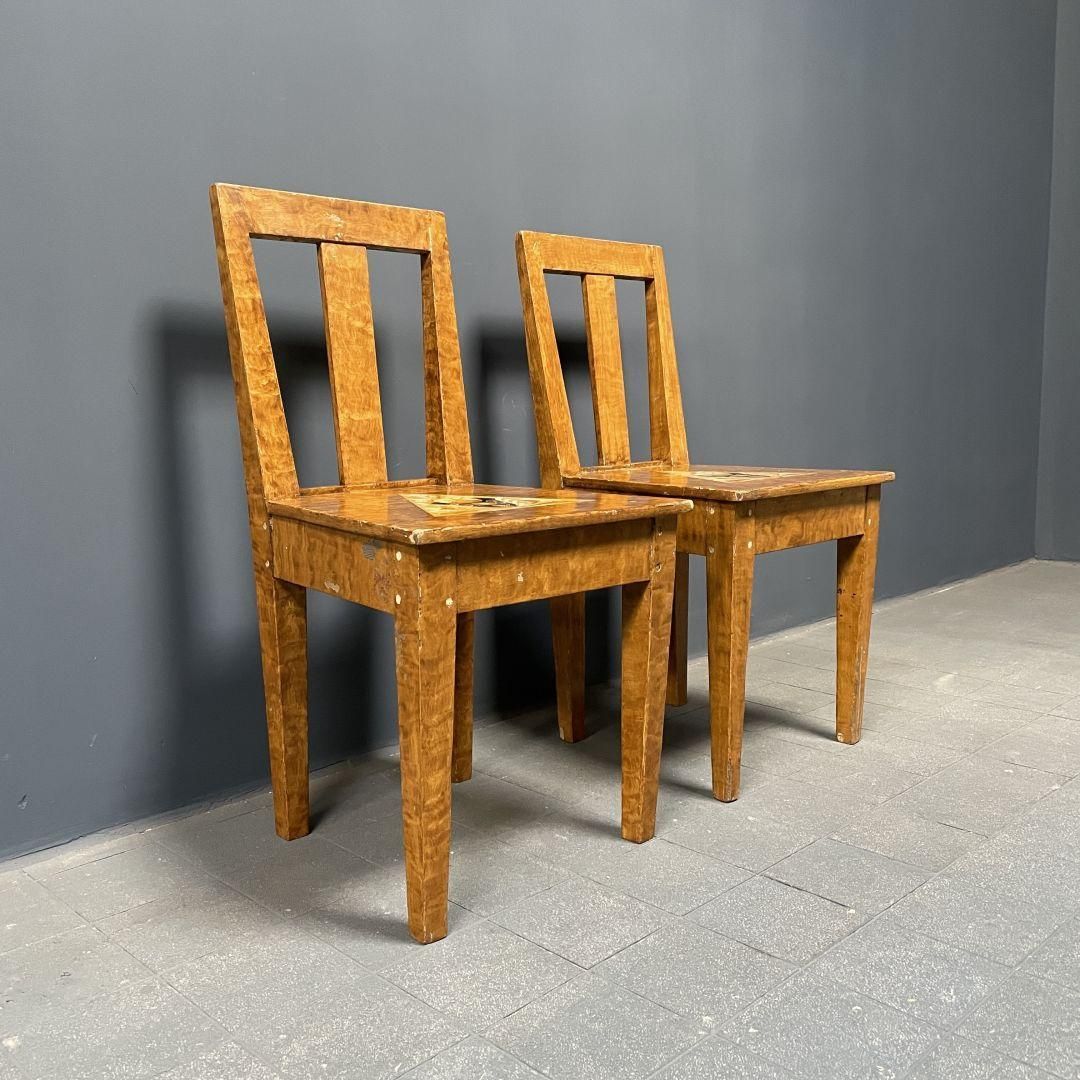 Set Van Twee Geschilderde Zweedse Stoelen photo 252.0