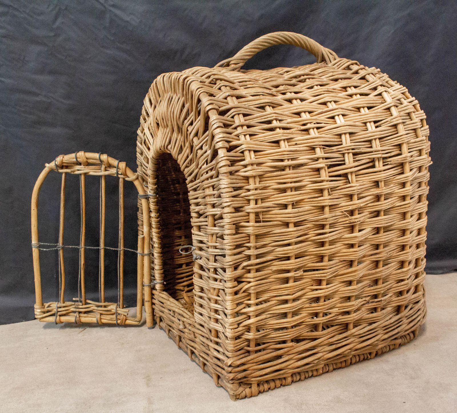 Panier de transport en osier pour chat ou chien, mid-century, France photo for sale