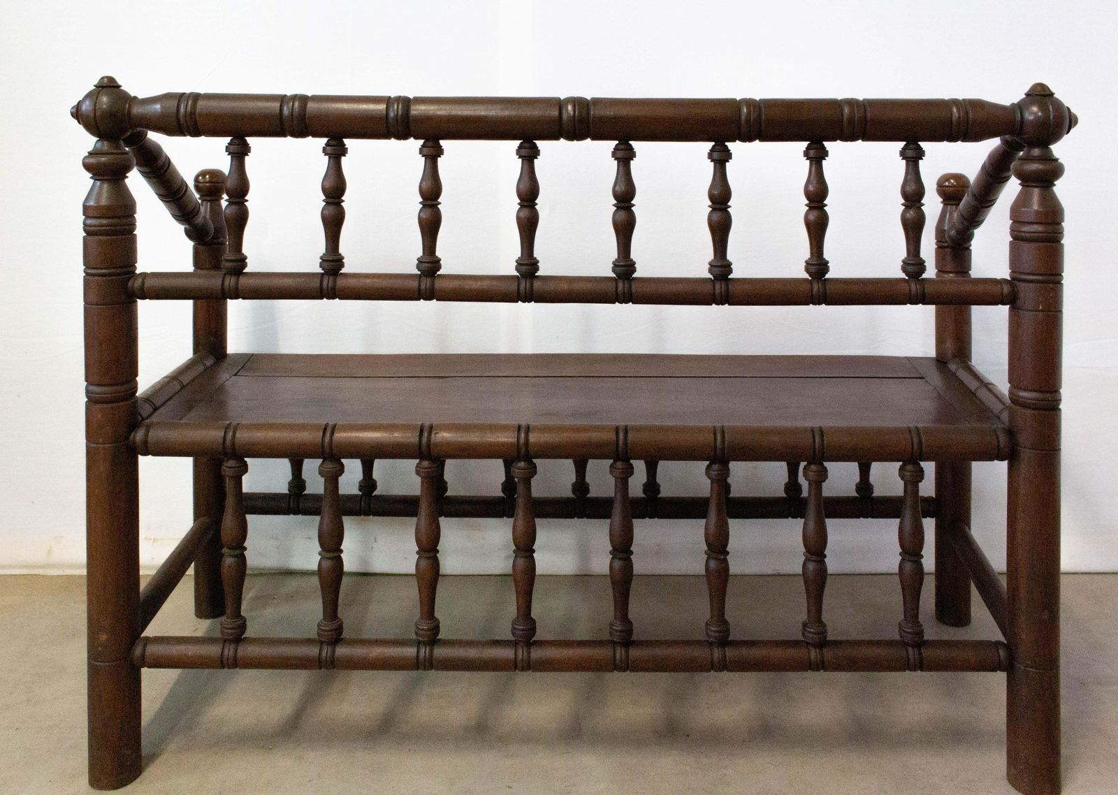 Banc de style chaises de tourneur, époque provinciale française, XXe siècle photo Mobilier