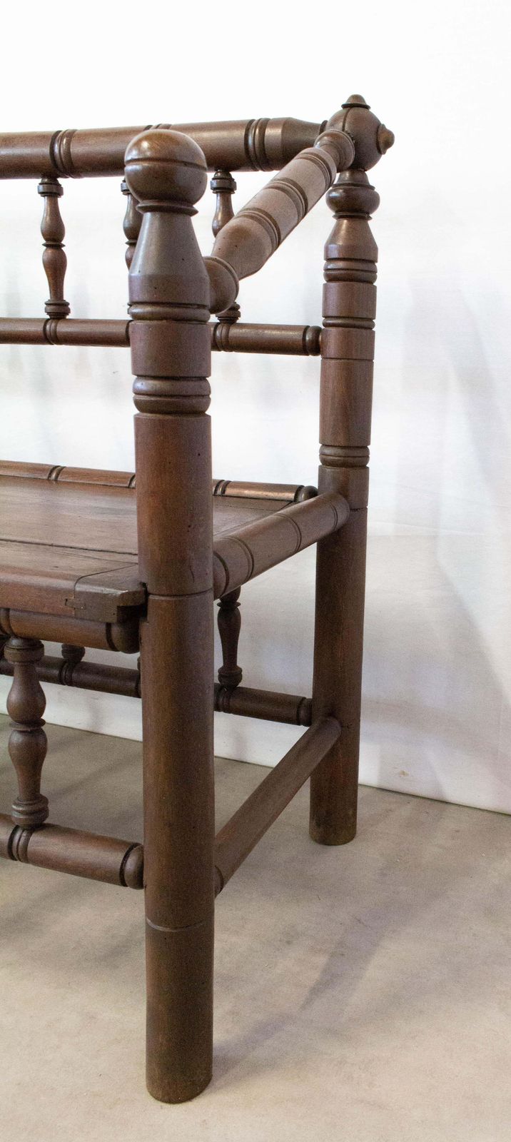 Banc de style chaises de tourneur, époque provinciale française, XXe siècle photo vinterior
