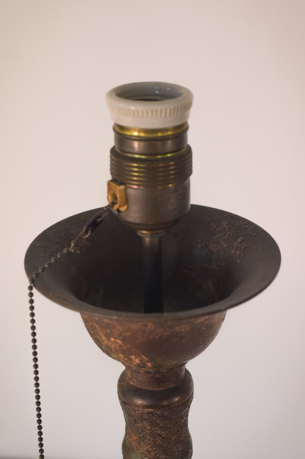 Lampstandaard In Oosterse Stijl Van Gepatineerd Messing photo buy