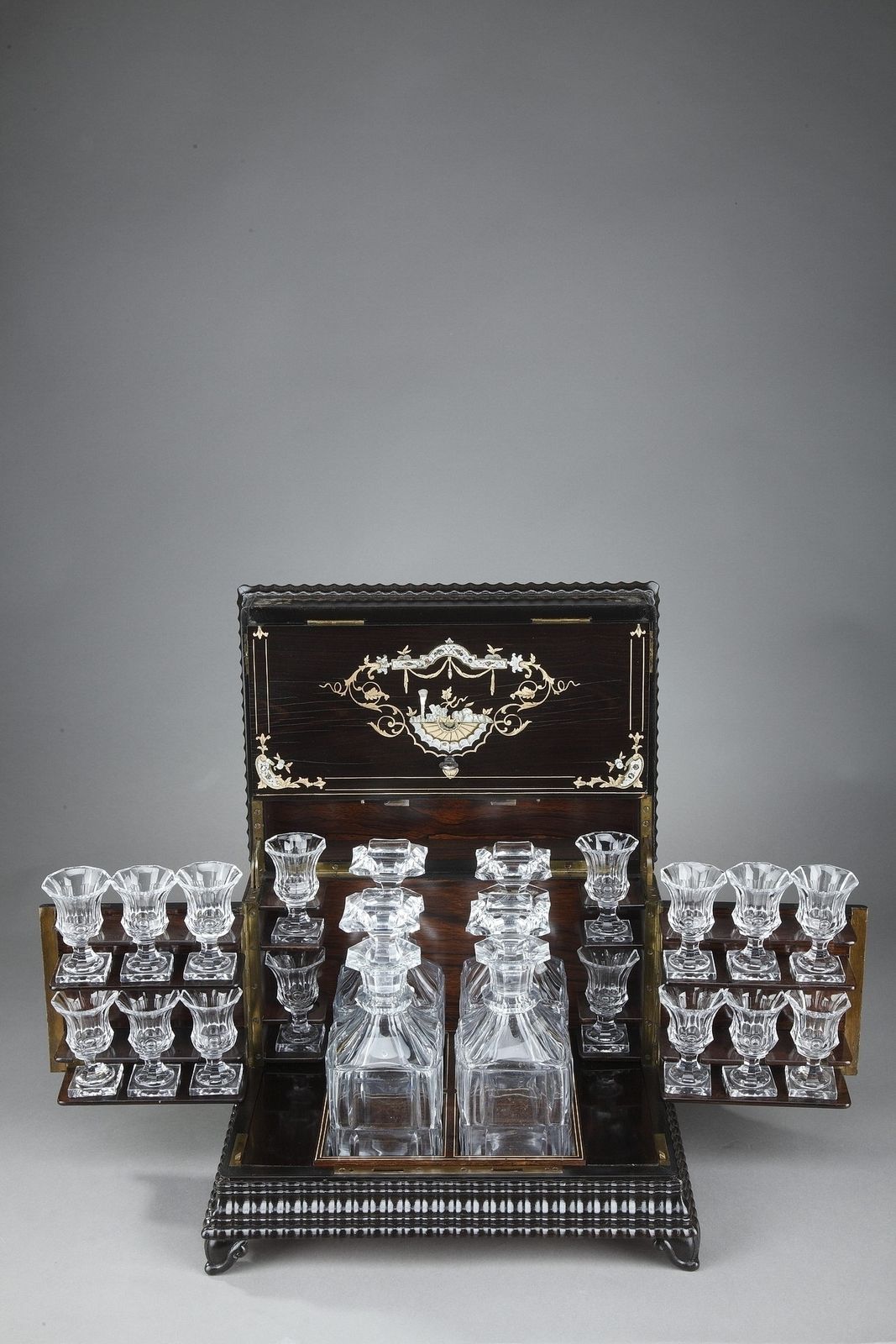 Cave à liqueur en bois et marqueterie de laiton photo furniture