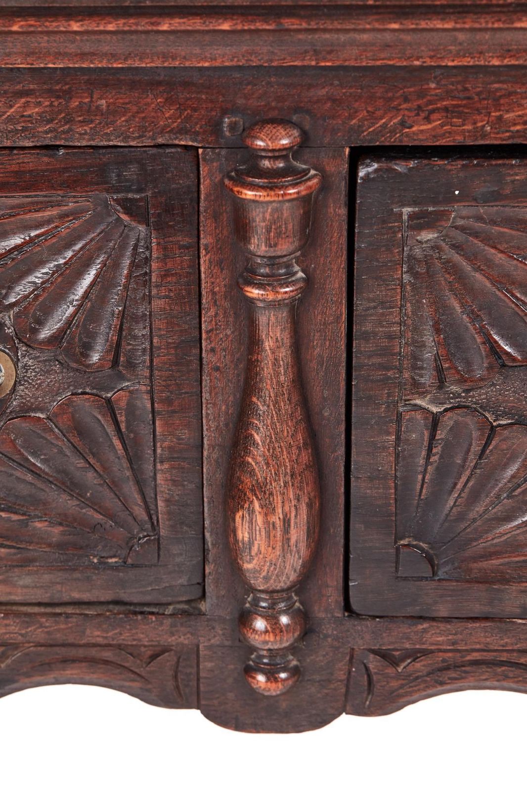 photo vinterior Fantastic 19th Century Antique Carved Oak Dresser