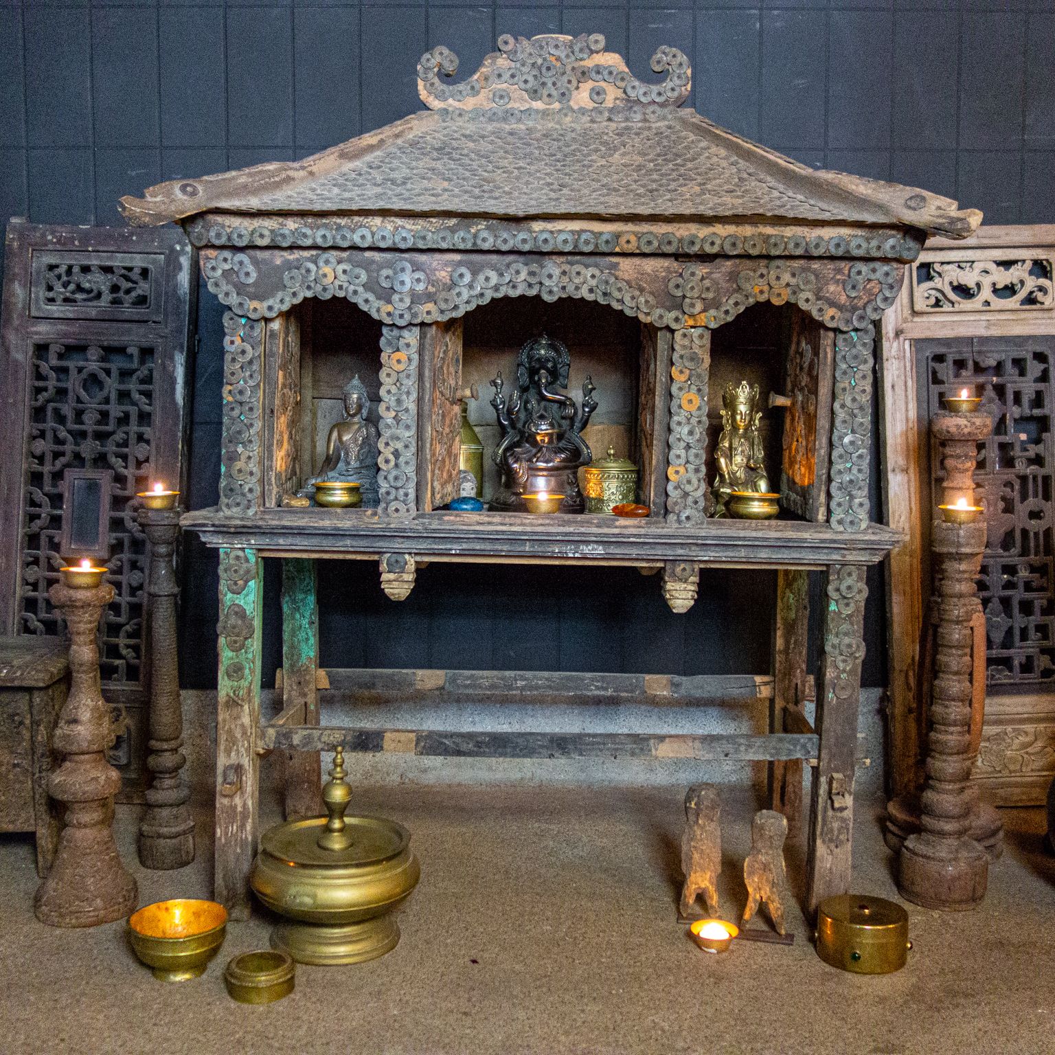 Antiek Tempelhuisje Bezet Met Geluksmunten Uit Bali photo Woonaccessoires