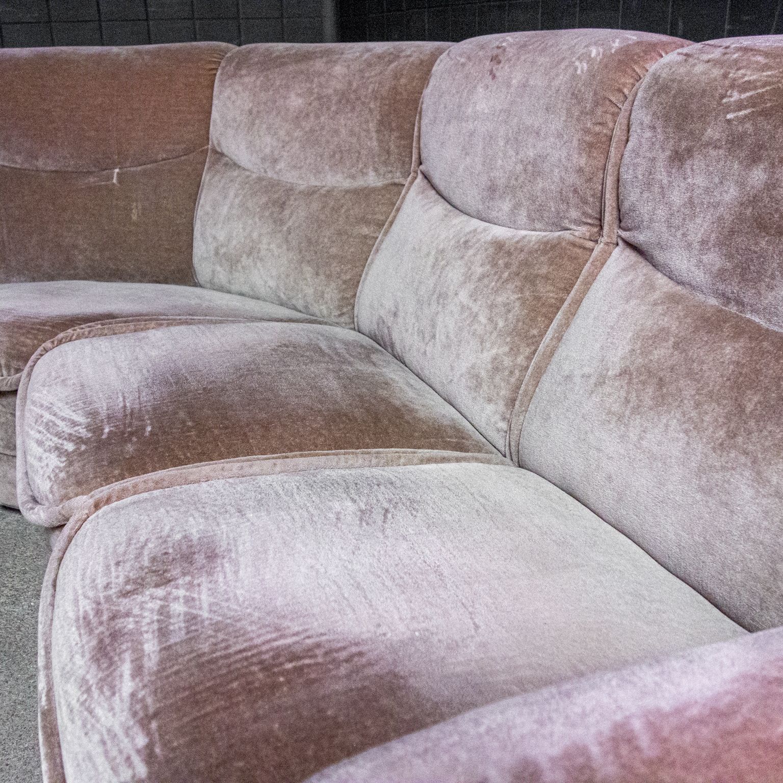 1291.68 Vintage modulaire hoekbank en fauteuils van fluweel – lila – ca. jaren 1970 photo