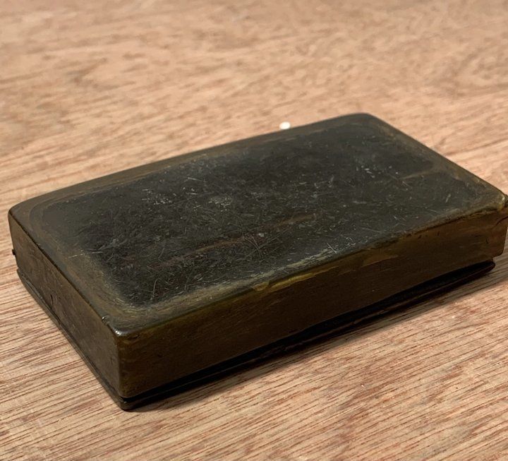 photo vinterior Antique French Horn Snuff Box