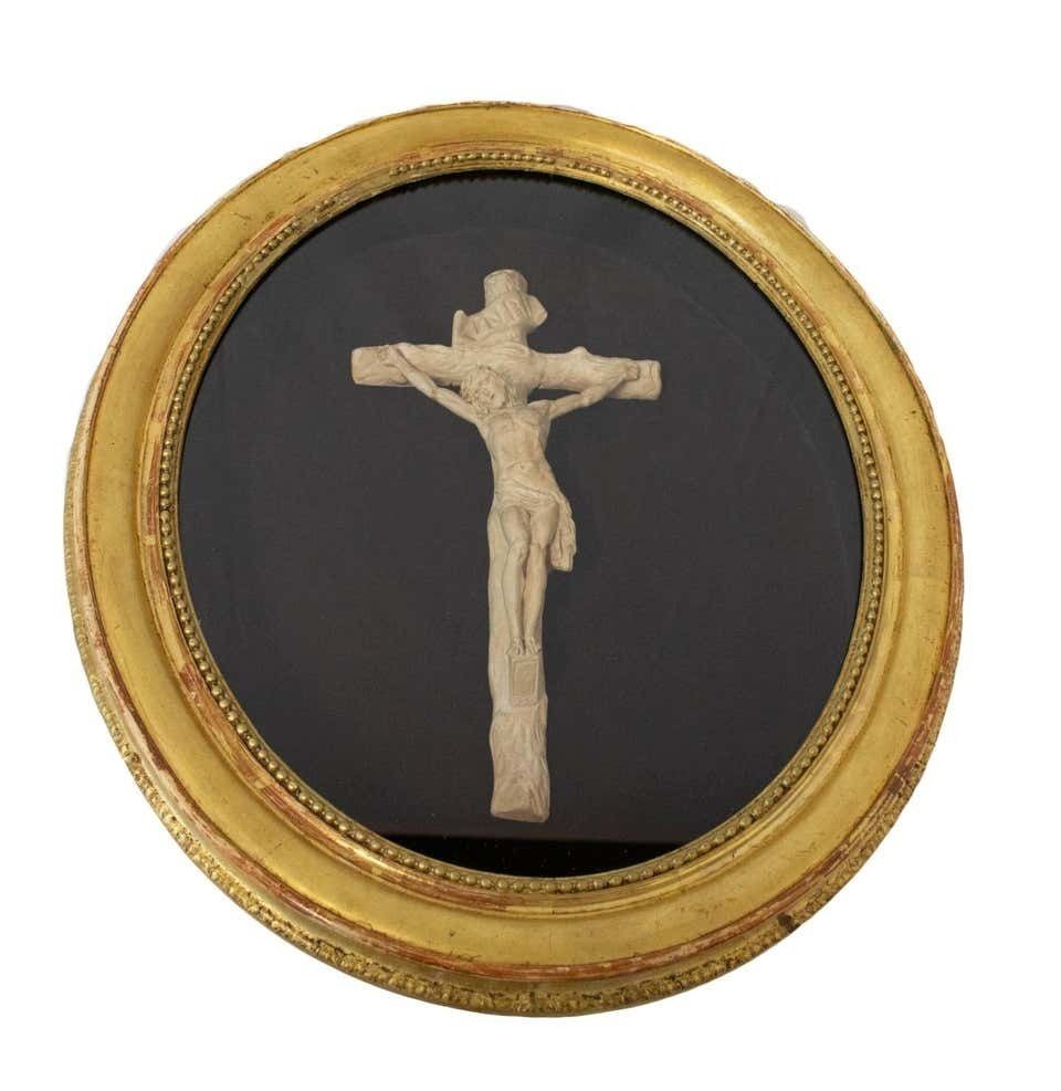 Vitrine crucifix française et cadre ovale, fin du XIXe siècle photo for sale
