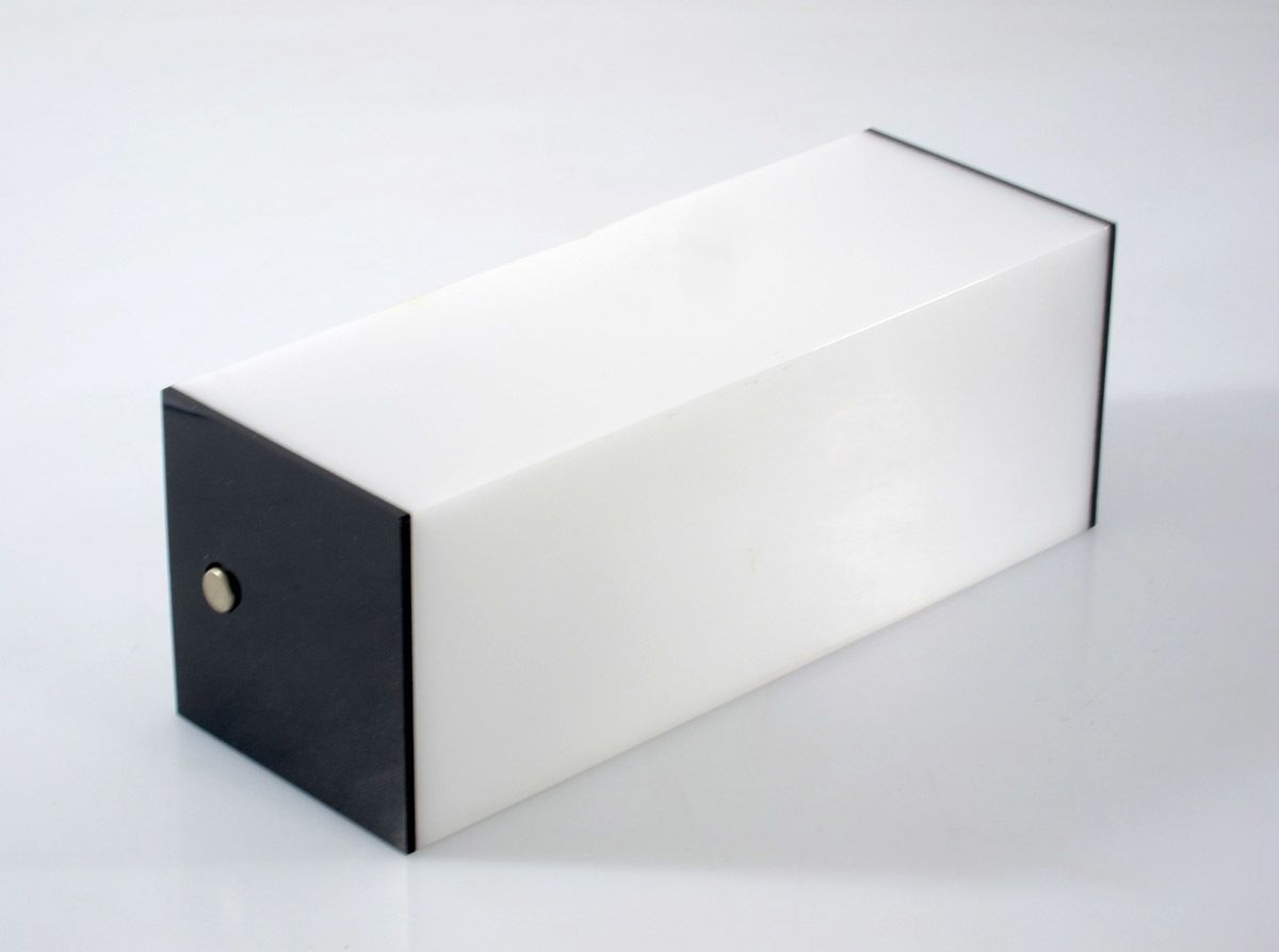 Minimale Vintage Jaren Zestig Perspex Badkamerlamp photo vinterior
