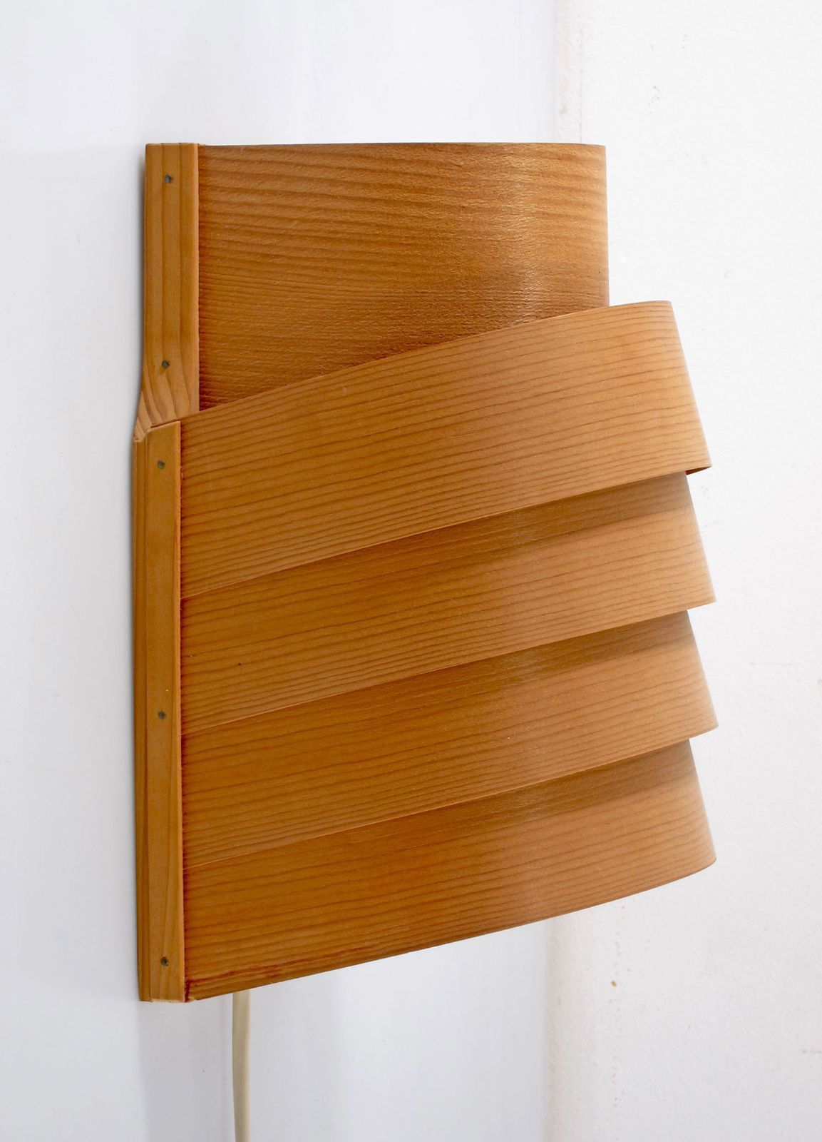photo furniture Hans Agne Jakobsson Houten Wandlamp Uit De Jaren Vijftig
