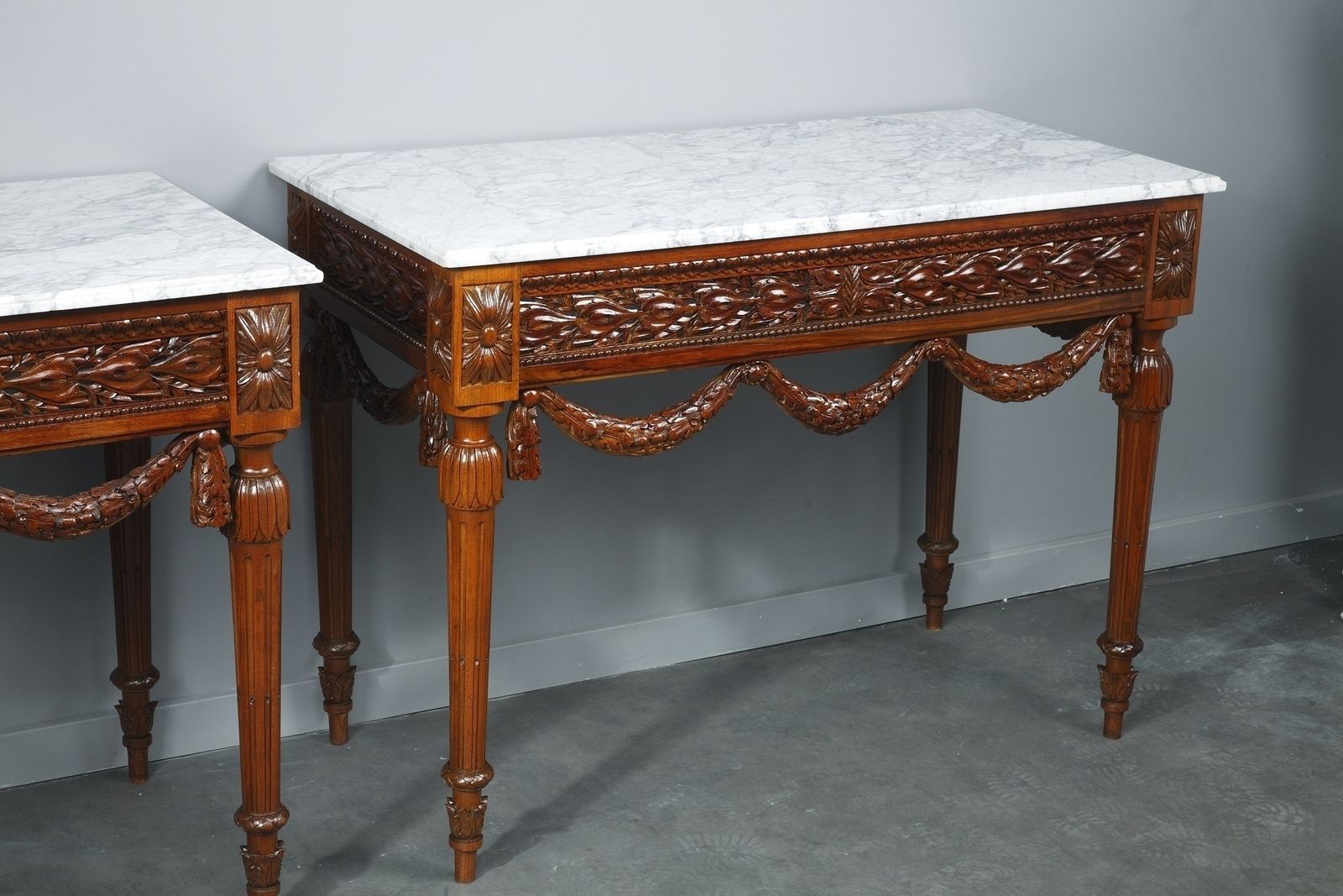 Paire de tables consoles de style Louis XVI en noyer photo Mobilier