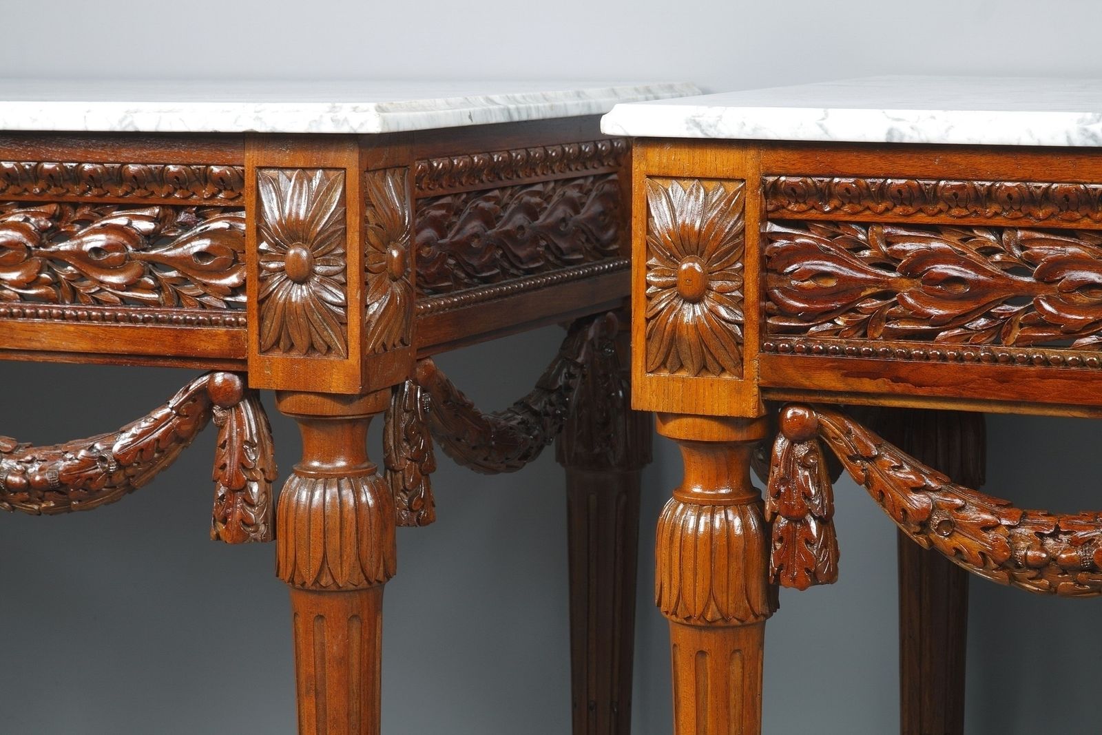 Paire de tables consoles de style Louis XVI en noyer photo vinterior