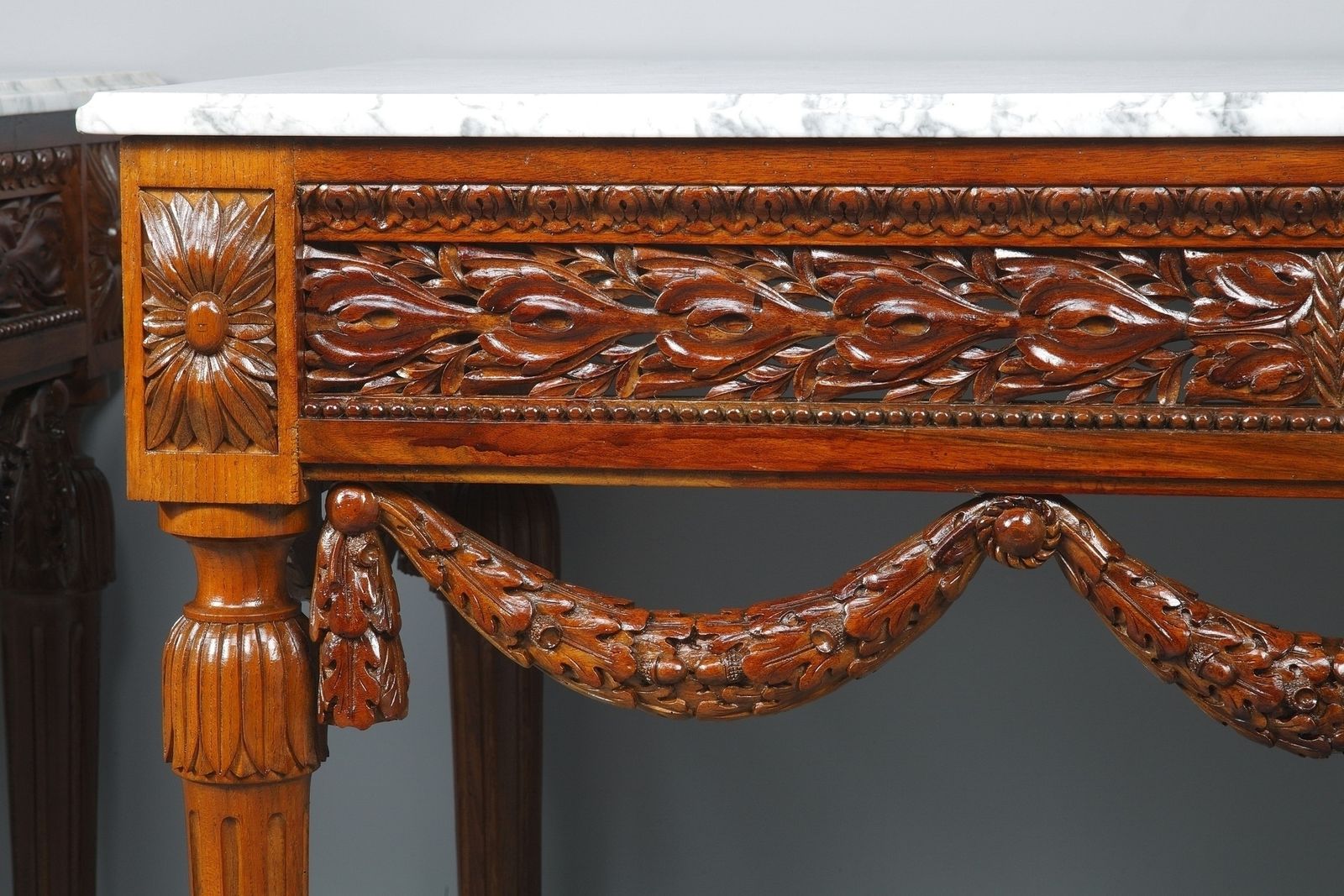Paire de tables consoles de style Louis XVI en noyer photo buy
